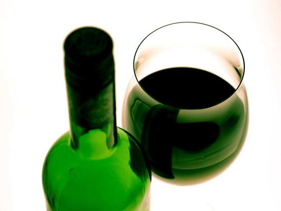 Wein im Glas und Flasche